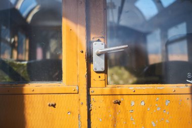 Unutulmuş eski bir Blackpool tramvayının kapı kolları. Ünlü ikonik deniz kenarı turistik nakliye arabaları. Bir hurdalıkta paslanan ve çürüyen tarihi tramvaylar..