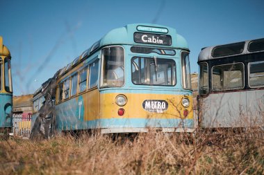 Blackpool, UK 01.01.2023 Eski unutulmuş Blackpool tramvayları. Ünlü ikonik deniz kenarı turistik nakliye arabaları. Bir hurdalıkta paslanan ve çürüyen tarihi tramvaylar..