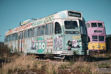 Blackpool, UK 01.01.2023 Eski unutulmuş Blackpool tramvayları. Ünlü ikonik deniz kenarı turistik nakliye arabaları. Bir hurdalıkta paslanan ve çürüyen tarihi tramvaylar..