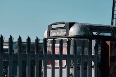 Blackpool, UK 01.01.2023 Eski unutulmuş Blackpool tramvayları. Ünlü ikonik deniz kenarı turistik nakliye arabaları. Bir hurdalıkta paslanan ve çürüyen tarihi tramvaylar..