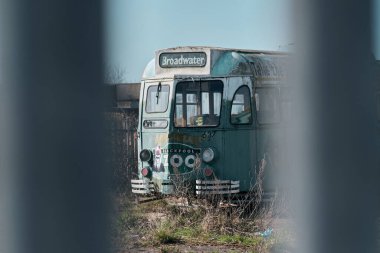 Blackpool, UK 01.01.2023 Eski unutulmuş Blackpool tramvayları. Ünlü ikonik deniz kenarı turistik nakliye arabaları. Bir hurdalıkta paslanan ve çürüyen tarihi tramvaylar..