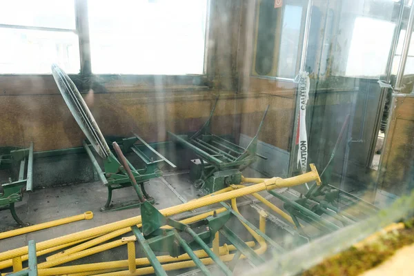 Blackpool, İngiltere 01.01.2023 iç mekan ve unutulmuş eski bir Blackpool tramvayı retro koltukları. Ünlü ikonik deniz kenarı turistik nakliye arabaları. Paslanmış tarihi ikonik tramvaylar. 