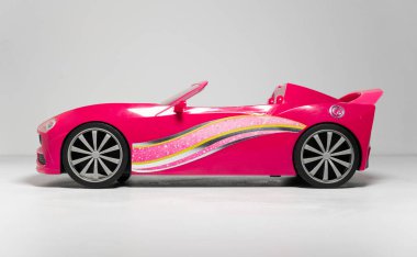 Blackpool, UK, 01.01.2023, Barbie Glam Üstü açılabilir Spor Oyuncak uzaktan kumandalı araba. Araç beyaz. Modern Barbie plastik fantastik pembe bebek arabası. Erkekler ve kızlar için ünlü oyuncak bebekler.
