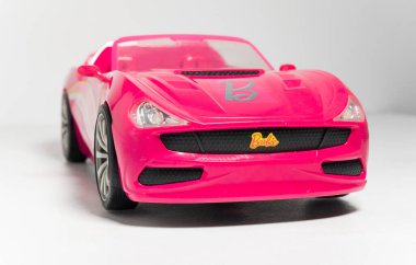 Blackpool, UK, 01.01.2023, Barbie Glam Üstü açılabilir Spor Oyuncak uzaktan kumandalı araba. Araç beyaz. Modern Barbie plastik fantastik pembe bebek arabası. Erkekler ve kızlar için ünlü oyuncak bebekler.