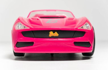 Blackpool, UK, 01.01.2023, Barbie Glam Üstü açılabilir Spor Oyuncak uzaktan kumandalı araba. Araç beyaz. Modern Barbie plastik fantastik pembe bebek arabası. Erkekler ve kızlar için ünlü oyuncak bebekler.