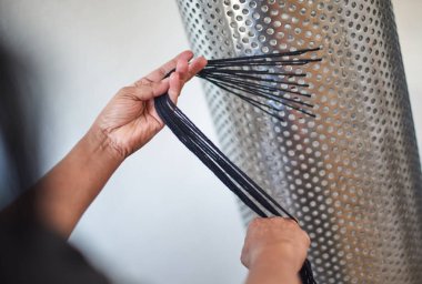 Eller pamuk dokuma fabrikasında çalışıyor, moda ve tekstil endüstrisi için pamuk dokuyor. Geleneksel tekstil kumaş üretimi iplik dokuması. Siyah ve turuncu 