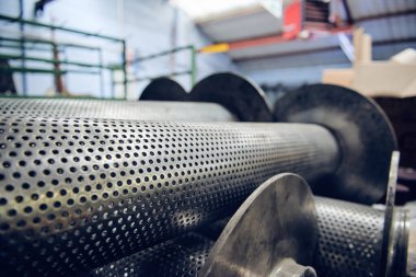 Eski endüstriyel paslanmaz çelik pamuk, dönen makaralar, moda ve tekstil endüstrisi için pamuk dokuma makinesi. İplik, geleneksel kumaş kumaş imalatı için kumaş dokuyor.