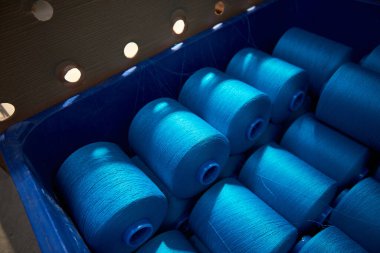 Mavi rulo sanayi pamuğu dokuma fabrikasında, el dokuma pamuğu moda ve tekstil endüstrisi için. Giysi ve moda için geleneksel tekstil kumaş üretimi iplik dokuması