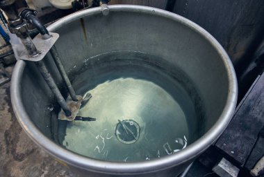 Endüstriyel bir makine, çiğ pamuk boyası sıcak sıcak suya batırma kumaş ve moda endüstrisi için çeşitli renklere pamuk boyama. Çiğ pamuk, makine için hazırlanıyor..