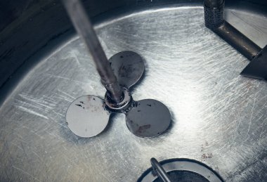 Endüstriyel bir makine, çiğ pamuk boyası sıcak sıcak suya batırma kumaş ve moda endüstrisi için çeşitli renklere pamuk boyama. Çiğ pamuk, makine için hazırlanıyor..