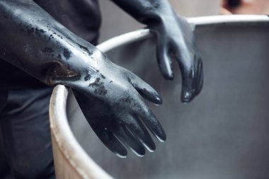 Lateks endüstriyel plastik eldivenler endüstriyel kimya fabrikasındaki zehirli asitli kimyasal bileşiklerden ellerini koruyor. Asit banyosu ve virüs koruması lateks eldivenler.