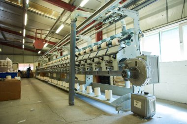 Kent, Uk 01.01.2023 endüstriyel paslanmaz çelik pamuk dokuma makineleri moda ve tekstil endüstrisi için pamuk dokuma makinesi. İplik geleneksel tekstil dokuması.