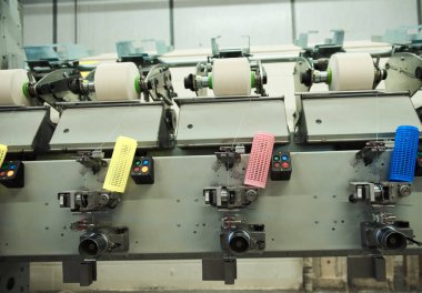 Kent, UK, 01.01.2023 endüstriyel paslanmaz çelik pamuk dokuma makineleri moda ve tekstil endüstrisi için pamuk dokuma makinesi. Geleneksel tekstil ipliği