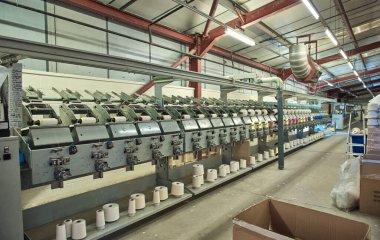 Kent, UK, 01.01.2023 endüstriyel paslanmaz çelik pamuk dokuma makineleri moda ve tekstil endüstrisi için pamuk dokuma makinesi. Geleneksel tekstil ipliği