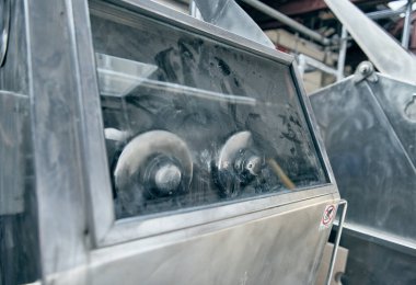 Endüstriyel bir makine, çiğ pamuk boyası sıcak sıcak suya batırma kumaş ve moda endüstrisi için çeşitli renklere pamuk boyama. Çiğ pamuk, makine için hazırlanıyor..