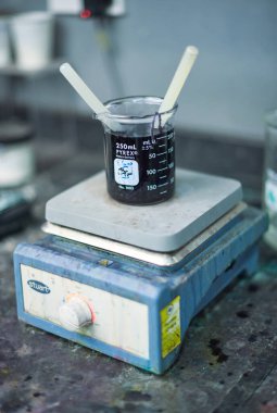 Kent, uk, 01.01.2023 Pyrex kimyasal boya ekipmanı ve beherler kumaş ve endüstriyel boyama pamuk laboratuarında. Moda endüstrisi için ölen kumaşlar. Cam endüstriyel şişeler.