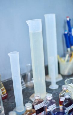 Kumaş ve endüstriyel boyama pamuk labratuvarı fabrikasında kimyasal boya ekipmanları ve beherler. Moda endüstrisi için ölen kumaşlar. Cam şişeler ve şişeler..