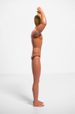 Kent, UK, 01.01.2023, 1968 model antika Ken ve Barbie bebek. Beyaz arka planda izole edilmiş oyuncak bebek. Klasik barbekü plastik, fantastik pembe bebek ambalajı. Erkekler ve kızlar için ünlü oyuncak bebekler.