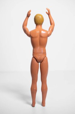 Kent, UK, 01.01.2023, 1968 model antika Ken ve Barbie bebek. Beyaz arka planda izole edilmiş oyuncak bebek. Klasik barbekü plastik, fantastik pembe bebek ambalajı. Erkekler ve kızlar için ünlü oyuncak bebekler.