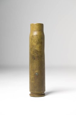 1942 yapımı bir Spitfire 20mm R.H top mermisi 2 boş mermi kovanı. İngiliz havacılık savaş uçağı mühimmatı. İkonik İngiliz tarihi nesnesi.