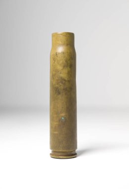 1942 yapımı bir Spitfire 20mm R.H top mermisi 2 boş mermi kovanı. İngiliz havacılık savaş uçağı mühimmatı. İkonik İngiliz tarihi nesnesi.