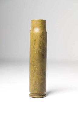 1942 yapımı bir Spitfire 20mm R.H top mermisi 2 boş mermi kovanı. İngiliz havacılık savaş uçağı mühimmatı. İkonik İngiliz tarihi nesnesi.