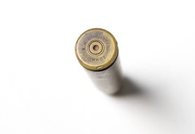 1942 yapımı bir Spitfire 20mm R.H top mermisi 2 boş mermi kovanı. İngiliz havacılık savaş uçağı mühimmatı. İkonik İngiliz tarihi nesnesi.