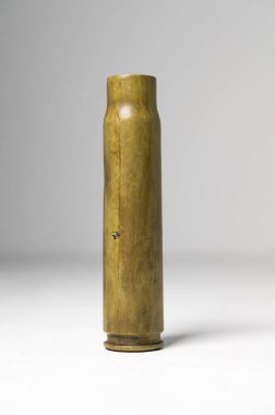 1942 yapımı bir Spitfire 20mm R.H top mermisi 2 boş mermi kovanı. İngiliz havacılık savaş uçağı mühimmatı. İkonik İngiliz tarihi nesnesi.