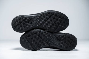 Kent, İngiltere 01.01.2023 Adidas Predator Tango 18.4 çocuk Küçükler Çocuk Futbol Botları Astroturf Genç Antrenörleri siyah turuncu ve beyaz spor botları. ikonik futbol ayakkabıları.