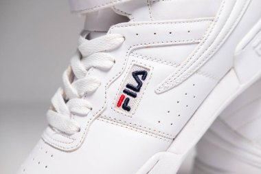 Kent, Uk 01.01.2023 Fila Women 's F13 High Top White Trainers White Moda Festivali 1990' lar. Fila maksimum retro klasik spor ayakkabıları. Dosya sporu ve sokak kıyafetleri modaya uygun.. 