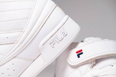 Kent, Uk 01.01.2023 Fila Women 's F13 High Top White Trainers White Moda Festivali 1990' lar. Fila maksimum retro klasik spor ayakkabıları. Dosya sporu ve sokak kıyafetleri modaya uygun.. 