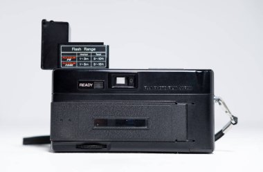 Kent, uk 01.01.2023 Fuji Pocket Fujica 350 Flash Kara Nokta & 110 Film Kamerası - Japon nadir film kamerası beyaz arka planda izole edildi. Fujinon mercek, eski fotoğraf teknolojisi analogu