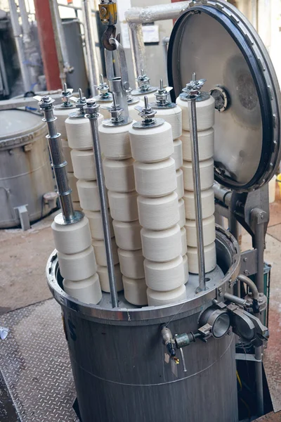 Endüstriyel Boya Makinesi Çiğ Pamuk Boyası Sıcak Sıcak Sıcak Suya — Stok fotoğraf