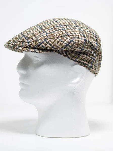 フラットキャップの古い大人の帽子をツイートした伝統的なイギリスのアイリッシュ ハリス ツイード スタイル ファッション キャップ 厳しい寒い気候のためのストリートファッションと冬の摩耗 — ストック写真