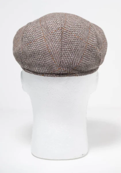 フラットキャップの古い大人の帽子をツイートした伝統的なイギリスのアイリッシュ ハリス ツイード スタイル ファッション キャップ 厳しい寒い気候のためのストリートファッションと冬の摩耗 — ストック写真