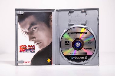 Londra, İngiltere, 08.05.2023 A Tekken Tag Tournament Platinum Sony PlayStation 2 2002 ps2 video oyunu ve dvd oyunları. Nadir rastlanan oyun ev atari sistemi video oyunları.