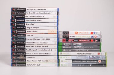 Londra, İngiltere, 08 / 05 / 2018 Kullanılmış bir yığın Playstation 2, Playstation 3, xbox 1 ve xbox 360 video oyun kasaları ve dvd oyunları. Microsoft xbox 360 ev atari sistemi video oyunları.