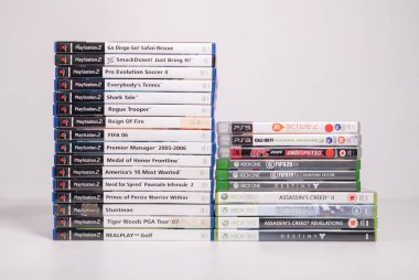 Londra, İngiltere, 08 / 05 / 2018 Kullanılmış bir yığın Playstation 2, Playstation 3, xbox 1 ve xbox 360 video oyun kasaları ve dvd oyunları. Microsoft xbox 360 ev atari sistemi video oyunları.