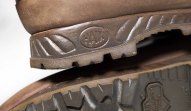 Kent, Uk 01.012023 Haix Savaş Botu Kahverengi Deri 50 / 50 Açık Doğa Yürüyüşü Ordu botları. Kadınlar ve erkekler, yürüyüş botları. Ağır iş prim yürüyüşü ve keşif ayakkabıları.