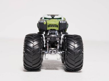 Kent, UK 01.01.2023 Hot Wheels Canavar Kamyonu Hulk zehri canavar reçeli oyuncak araba. Çocuklar için klasik ve modern oyuncak araba koleksiyonu. Araba ezme yarışı 4 x 4 kaslı araba