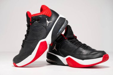 Kent.uk 01.01.2023 Nike Air Jordan Max Aura 3 basketbol basketbol basketbol topu spor ayakkabısı spor ayakkabıları, beyaz stüdyo arka planında izole edildi. Antika spor nadir hatıralar. 23 nike air jordan