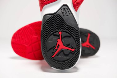 Kent.uk 01.01.2023 Nike Air Jordan Max Aura 3 basketbol basketbol basketbol topu spor ayakkabısı spor ayakkabıları, beyaz stüdyo arka planında izole edildi. Antika spor nadir hatıralar. 23 nike air jordan