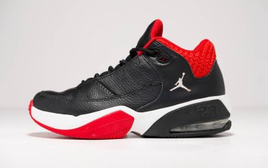 Kent.uk 01.01.2023 Nike Air Jordan Max Aura 3 basketbol basketbol basketbol topu spor ayakkabısı spor ayakkabıları, beyaz stüdyo arka planında izole edildi. Antika spor nadir hatıralar. 23 nike air jordan