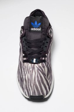 Kent, uk 01.01.2023 RARE ADIDAS torsion zx FLUX DECON zebra baskı basketbol ve spor ayakkabıları, şık eski futbol sokak modası. Ünlü 3 şeritli torsiyon markası. Ünlü üç şerit markası.