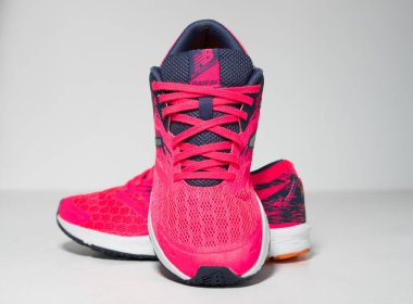 Kent, uk 01.01.2023 Yeni Denge Kadınları Koşan Ayakkabılar Flash RN Kadınlar Koşu Ayakkabıları. Modern ve şık hafif koşu ayakkabıları. Atletizm ve maraton ekipmanları. 