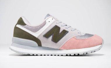 Kent, İngiltere 01.01.2023 Yeni Denge 574 Pembe Gri ve Yeşil Kapalı Kadınlar Koşan Spor Ayakkabıları. Modern ve şık atletizm ve maraton ekipmanları. 