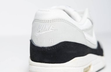 Londra, İngiltere, 05.08.2018 Nike hava maksimum 1 temel kurt gri / siyah / beyaz spor ayakkabısı. Nike Air maksimum retro klasik spor ayakkabıları. Nike sporu ve sokak kıyafetleri şık.