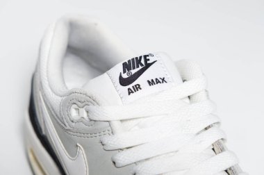 Londra, İngiltere, 05.08.2018 Nike hava maksimum 1 temel kurt gri / siyah / beyaz spor ayakkabısı. Nike Air maksimum retro klasik spor ayakkabıları. Nike sporu ve sokak kıyafetleri şık.