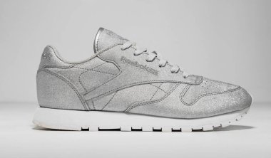 Kent, UK 05 / 05 / 2018 kadın Reebok Classic Trainers Metallic Silver Glitter Snow Grey ve White unisex Stone Trainer antika İngiliz yapımı ayakkabılar. Parlak parlak ayakkabılar..