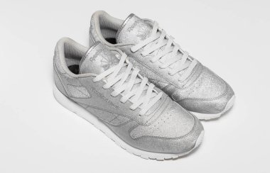 Kent, UK 05 / 05 / 2018 kadın Reebok Classic Trainers Metallic Silver Glitter Snow Grey ve White unisex Stone Trainer antika İngiliz yapımı ayakkabılar. Parlak parlak ayakkabılar..